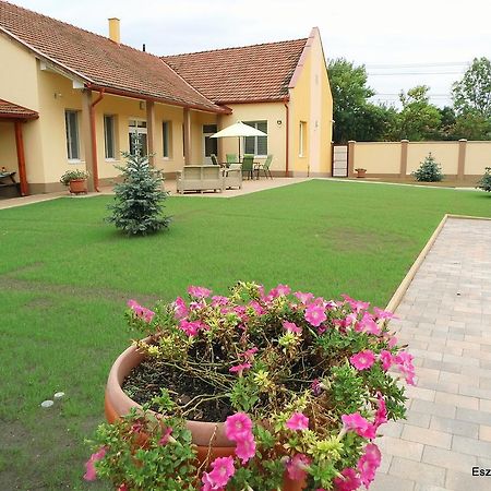 Eszter Apartman Bekescsaba Esterno foto